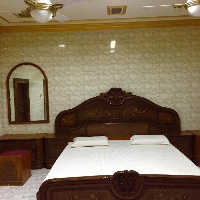 Двухместный (Двухместный номер Делюкс с 1 кроватью и душем) гостевого дома Shanti Guest House Manikarnika Ghat, Варанаси