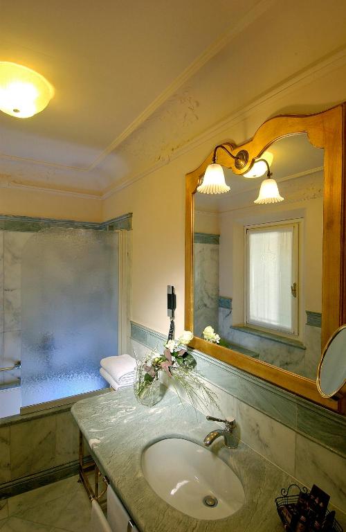 Двухместный (Двухместный номер Делюкс с 1 кроватью и одноместным размещением) отеля Art Hotel Orologio, Болонья