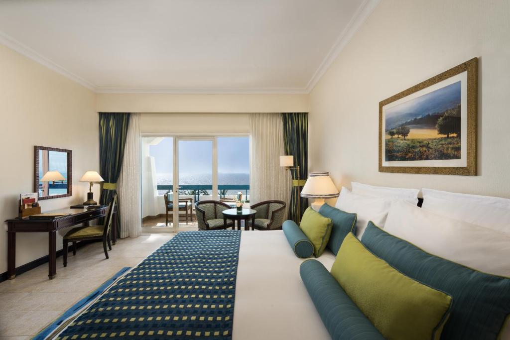 Двухместный (Улучшенный номер с частичным видом на море) курортного отеля Kempinski Hotel Ajman, Аджман