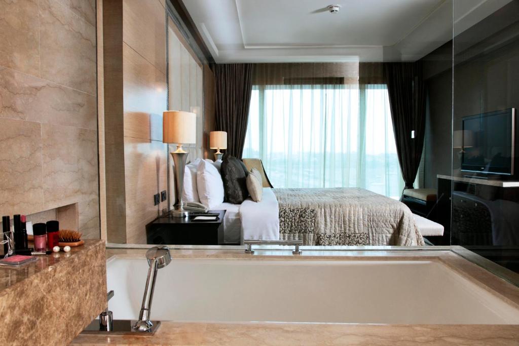 Двухместный (Королевский клубный номер) отеля The Leela Ambience Gurgaon Hotel & Residences, Гургаон
