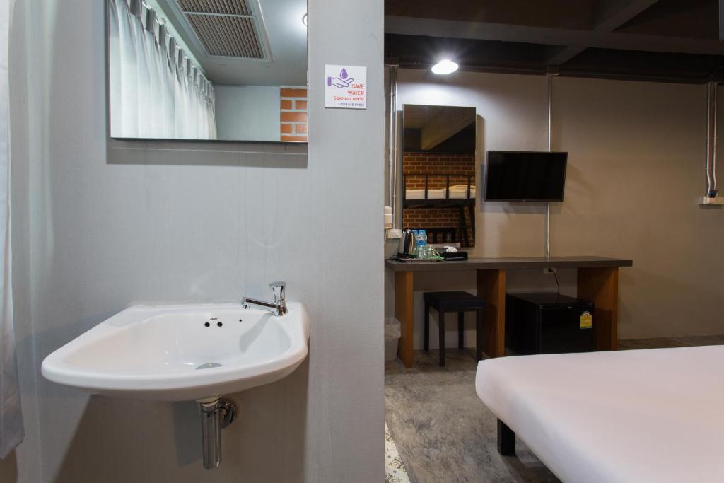 Трехместный (Улучшенный номер «Новый стиль» — Номер Bunker), City Hotel Krabi