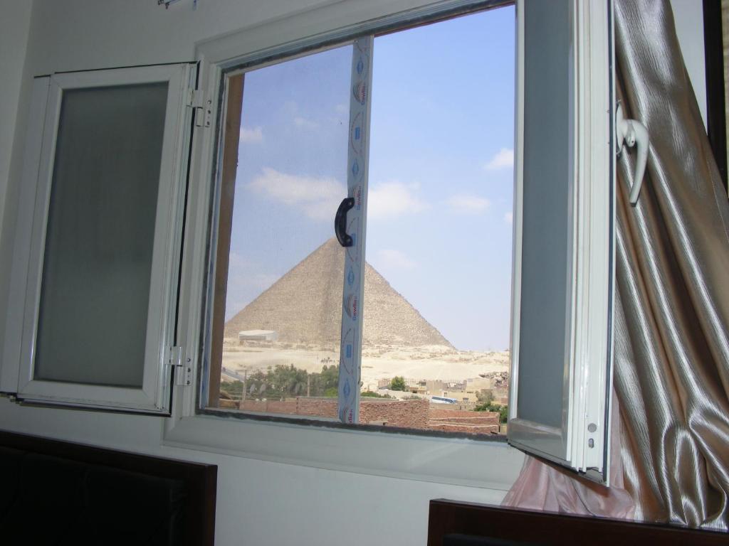 Трехместный (Трехместный номер с видом на пирамиды) отеля Best View Pyramids Hotel, Каир