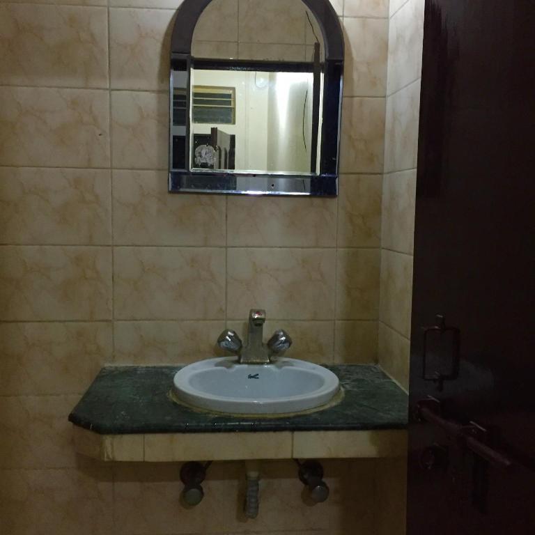 Трехместный (Трехместный номер с ванной комнатой) гостевого дома Shanti Guest House Manikarnika Ghat, Варанаси