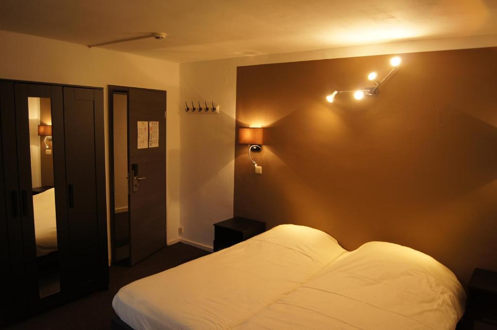 Двухместный (Улучшенный двухместный номер с 2 отдельными кроватями) отеля Hotel Bouillon, Бульон