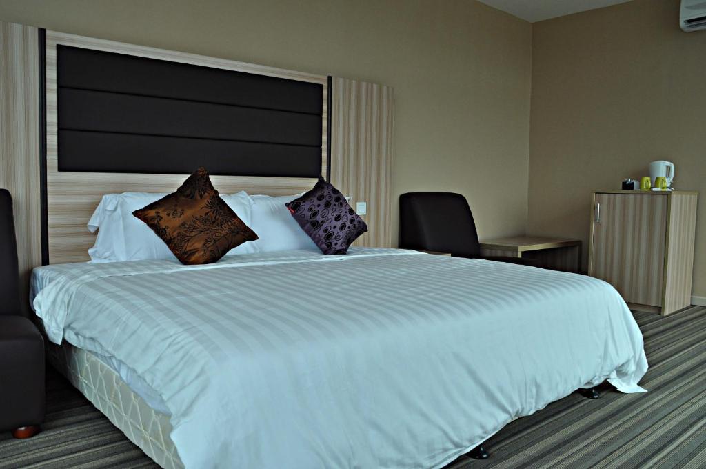 Двухместный (Двухместный номер Делюкс с 1 кроватью или 2 отдельными кроватями, вид на город) отеля Zara's Boutique Hotel @ Harbour City, Кота-Кинабалу