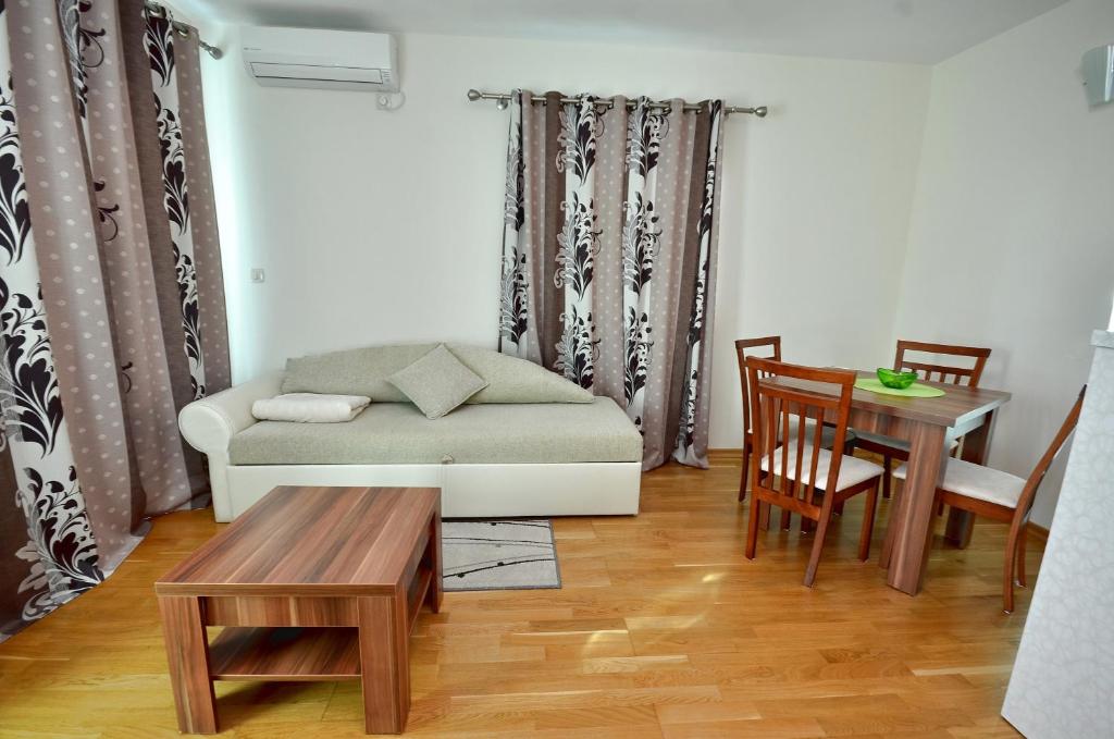 Апартаменты (Апартаменты с 1 спальней и 1 балконом - 1 этаж) апартамента Apartments Rafailović Ljubo, Будва