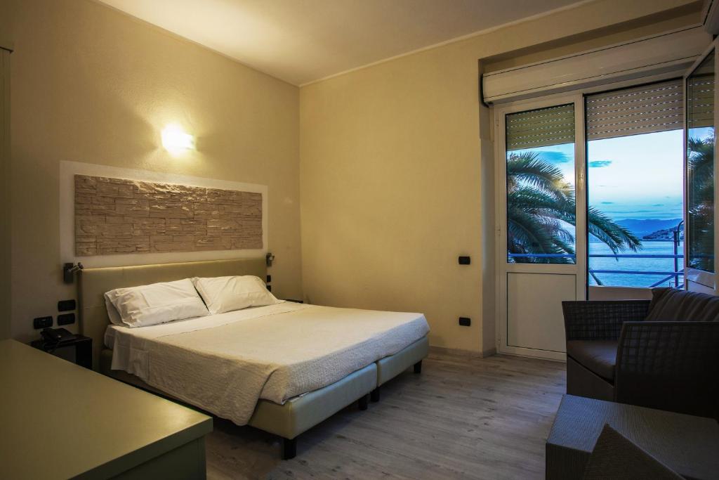 Двухместный (Двухместный номер Делюкс с 1 кроватью или 2 отдельными кроватями и видом на море) отеля Hotel Ristorante Calamosca, Кальяри