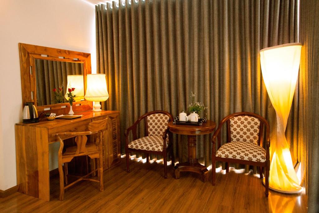 Двухместный (Улучшенный двухместный номер Делюкс с 1 кроватью или 2 отдельными кроватями и балконом) отеля Rex Hotel & Apartment, Нячанг