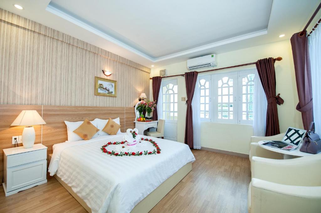 Двухместный (Двухместный номер Делюкс с 1 кроватью или 2 отдельными кроватями, вид на город) отеля Palm Beach Hotel, Нячанг