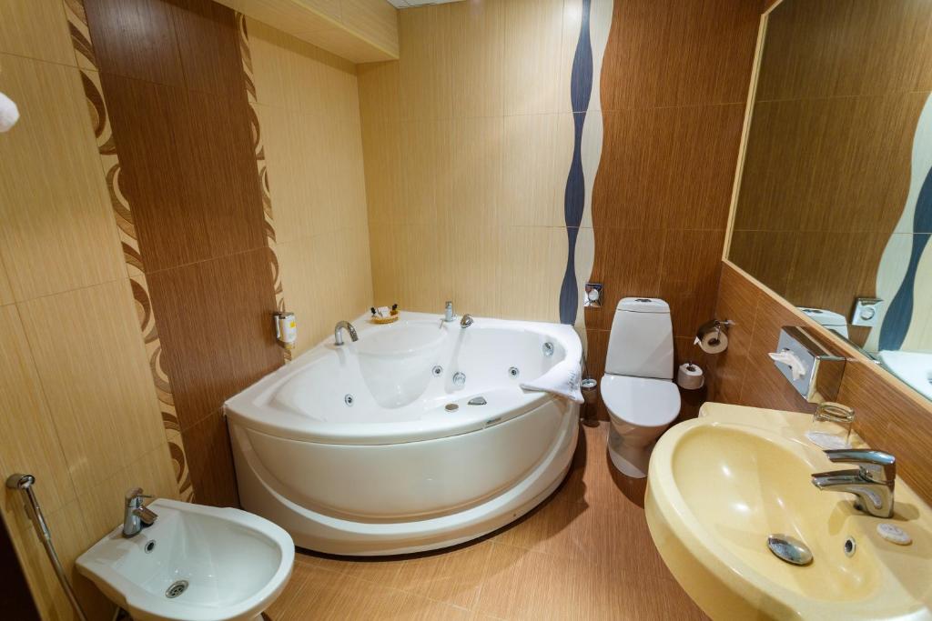 Сьюит (Полулюкс с гидромассажной ванной) отеля Hotel Rocca al Mare, Таллин