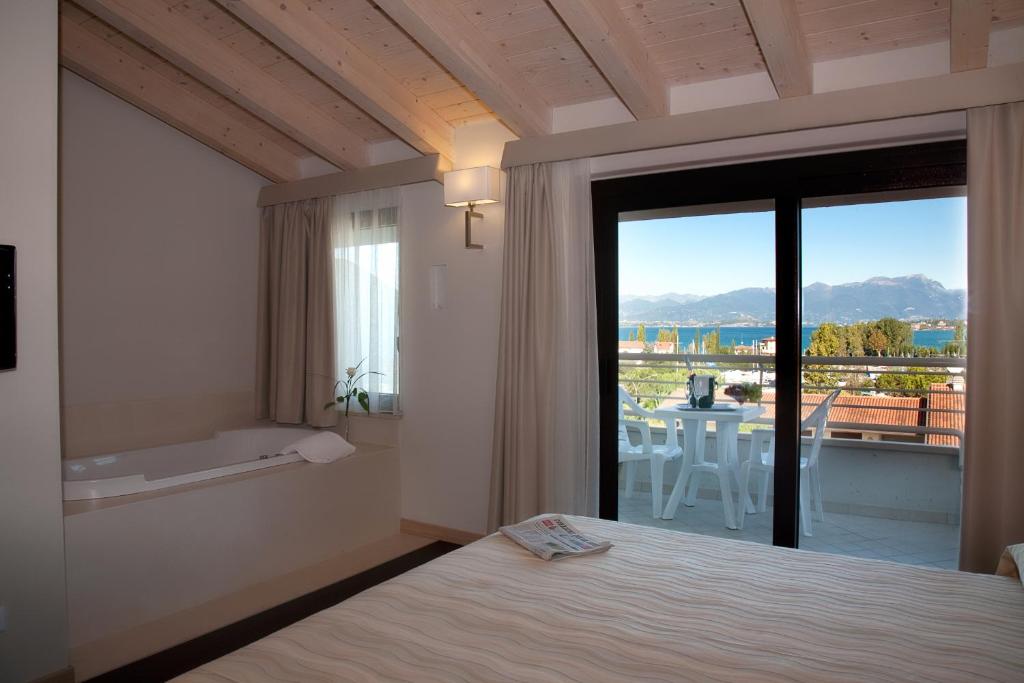 Сьюит (Улучшенный люкс с видом на озеро), Hotel Porto Azzurro