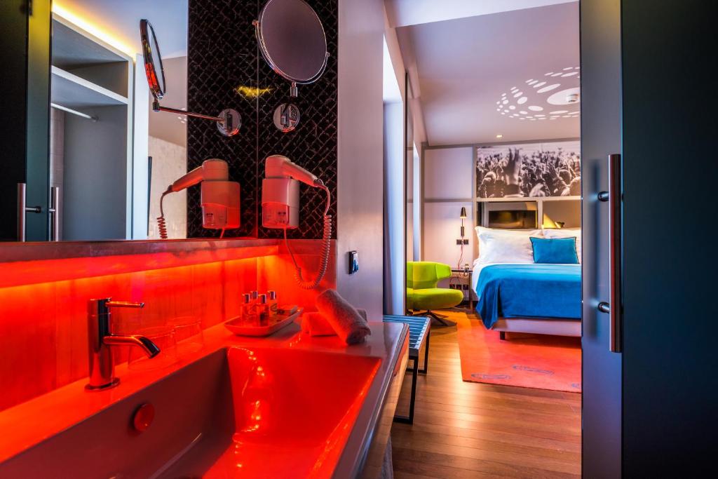 Двухместный (Улучшенный двухместный номер с 1 кроватью, вид на город) отеля Pestana CR7 Lisboa, Лиссабон