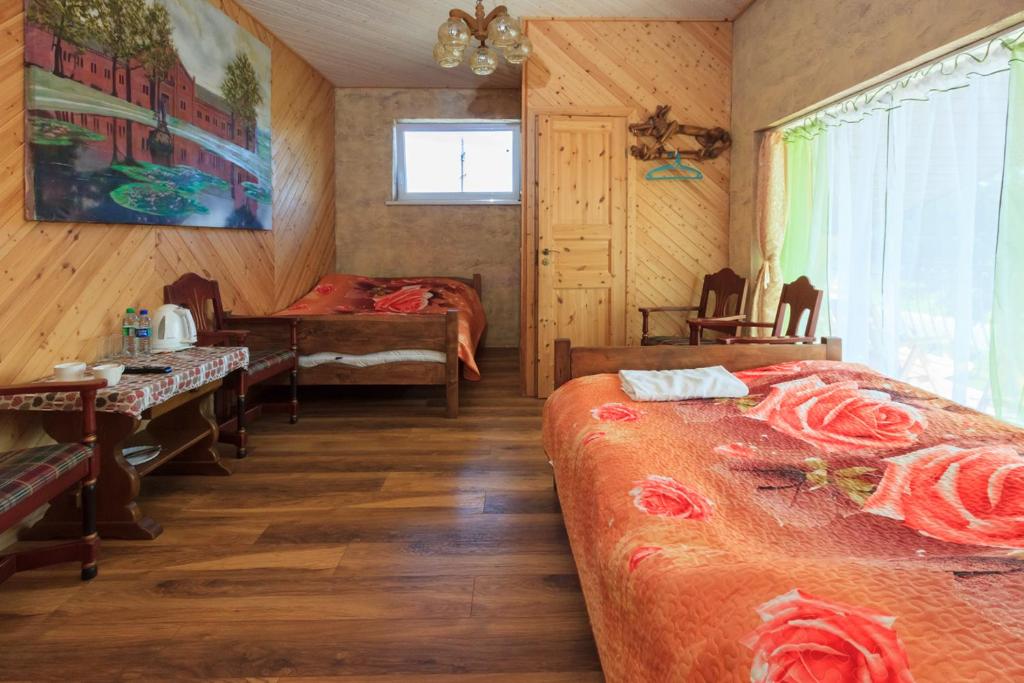 Двухместный (Двухместный номер с 1 кроватью или 2 отдельными кроватями и собственной ванной комнатой) гостевого дома Vilkdvaris, Плунге