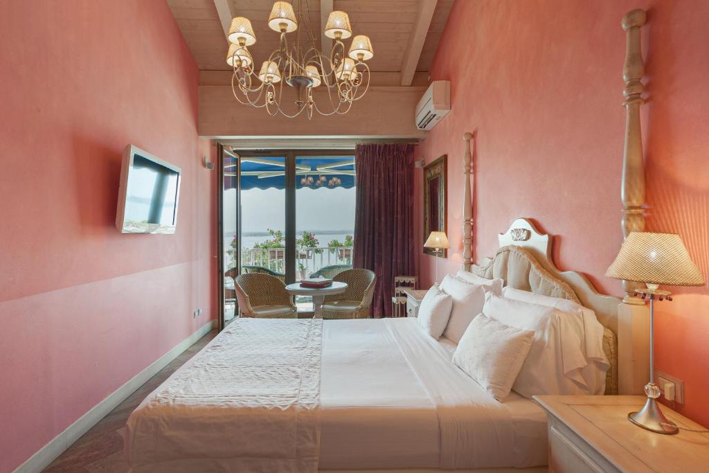 Двухместный (Двухместный номер Делюкс с 1 кроватью, видом на озеро и правом посещения спа-салона) отеля Hotel Olivi Thermae & Natural Spa, Сирмионе