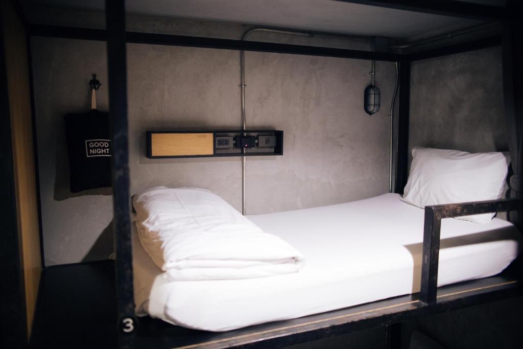 Номер (Спальное место на двухъярусной кровати в общем 6-местном женском номере) хостела Bed Station Hostel, Бангкок
