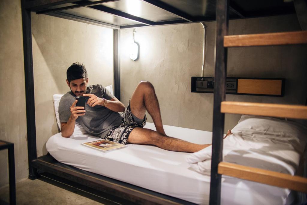 Номер (Спальное место на двухъярусной кровати в общем 6-местном номере для мужчин и женщин) хостела Bed Station Hostel, Бангкок
