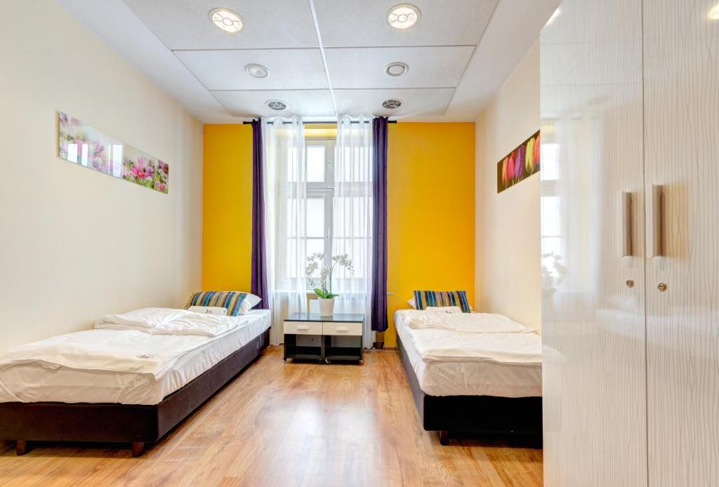 Двухместный (Двухместный номер Делюкс с 2 отдельными кроватями и собственной ванной комнатой) хостела 3City Hostel, Гданьск