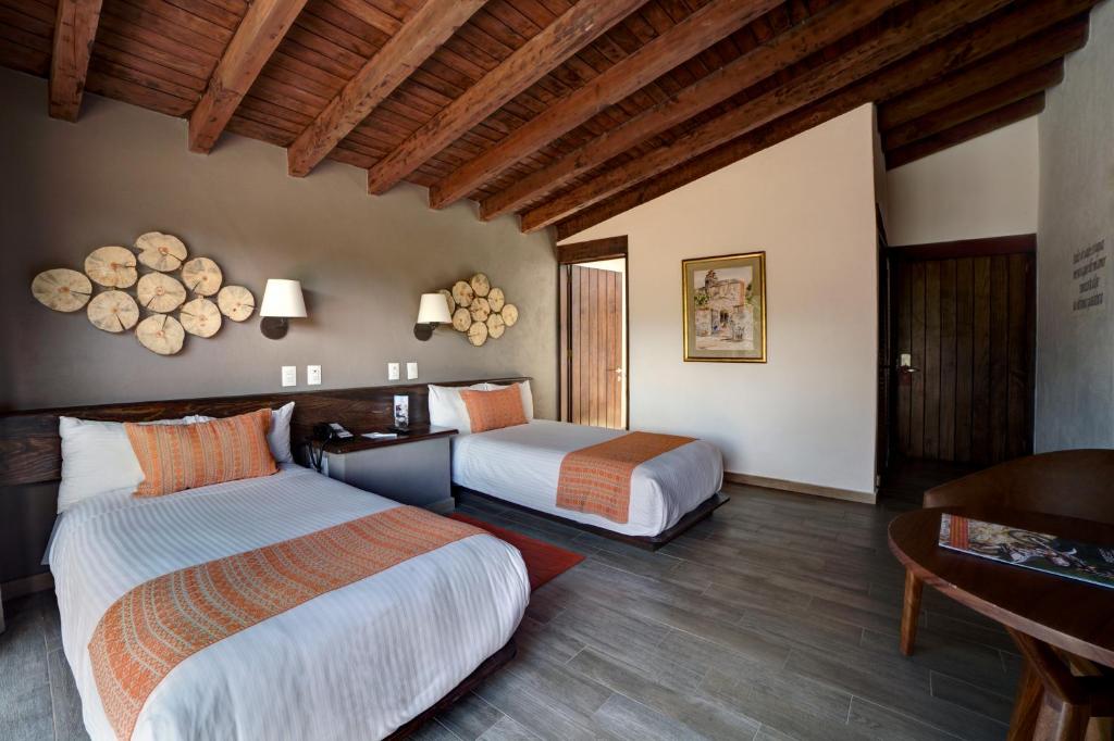 Двухместный (Улучшенный двухместный номер с 2 отдельными кроватями) курортного отеля Hotel Avandaro Golf & Spa Resort, Валье-де-Браво
