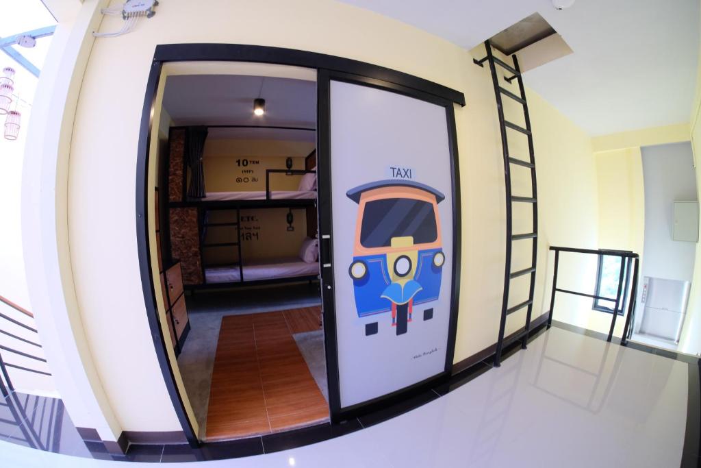 Номер (Кровать в общем номере для мужчин и женщин с 10 кроватями) хостела Hide Bangkok Hostel, Бангкок