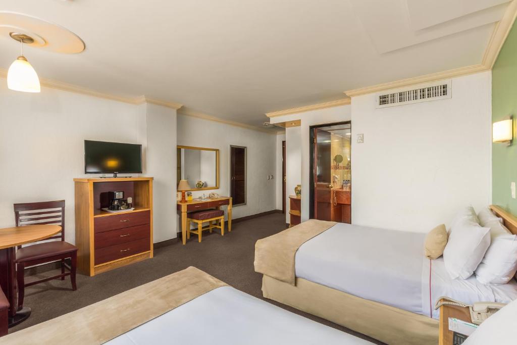 Четырехместный (Двухместный номер с 2 двуспальными кроватями - Для некурящих) отеля Best Western Estoril, Мехико