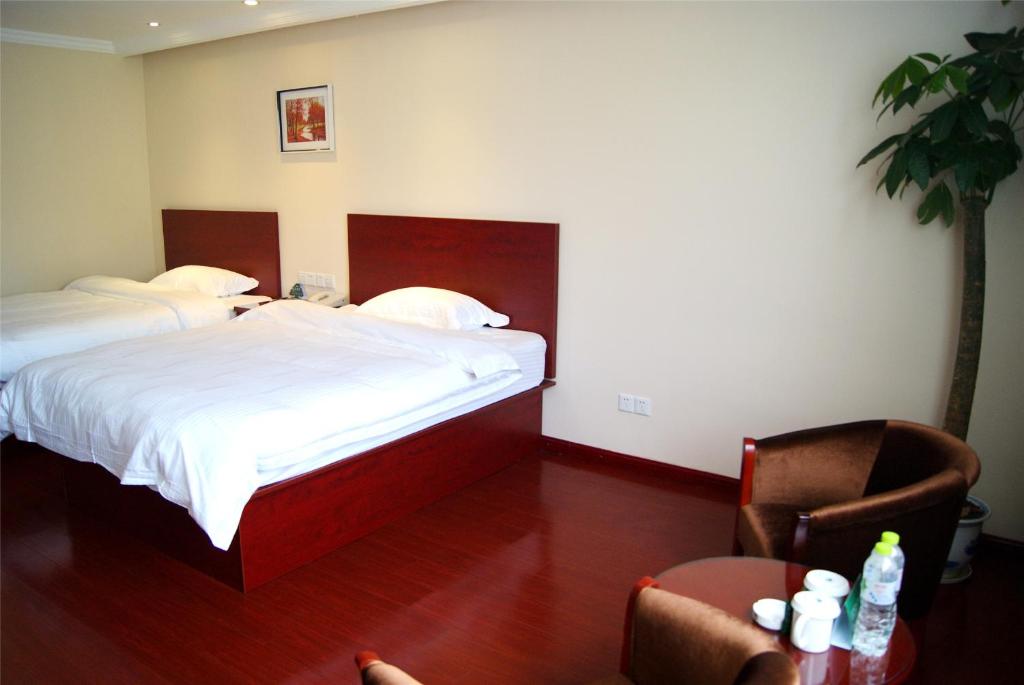Двухместный (Стандартный двухместный номер с 2 отдельными кроватями) отеля GreenTree Inn HeNan Luoyang Zhangheng Street Express Hotel, Лоян