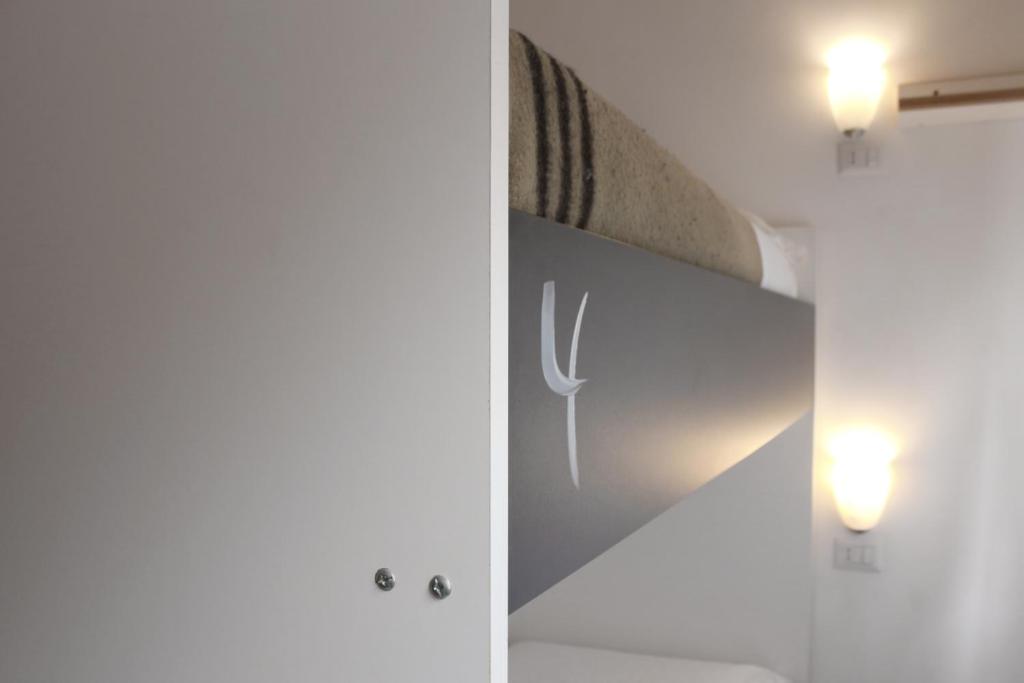 Номер (Кровать в общем 4-местном номере для мужчин и женщин) хостела New Generation Hostel Urban Brera, Милан