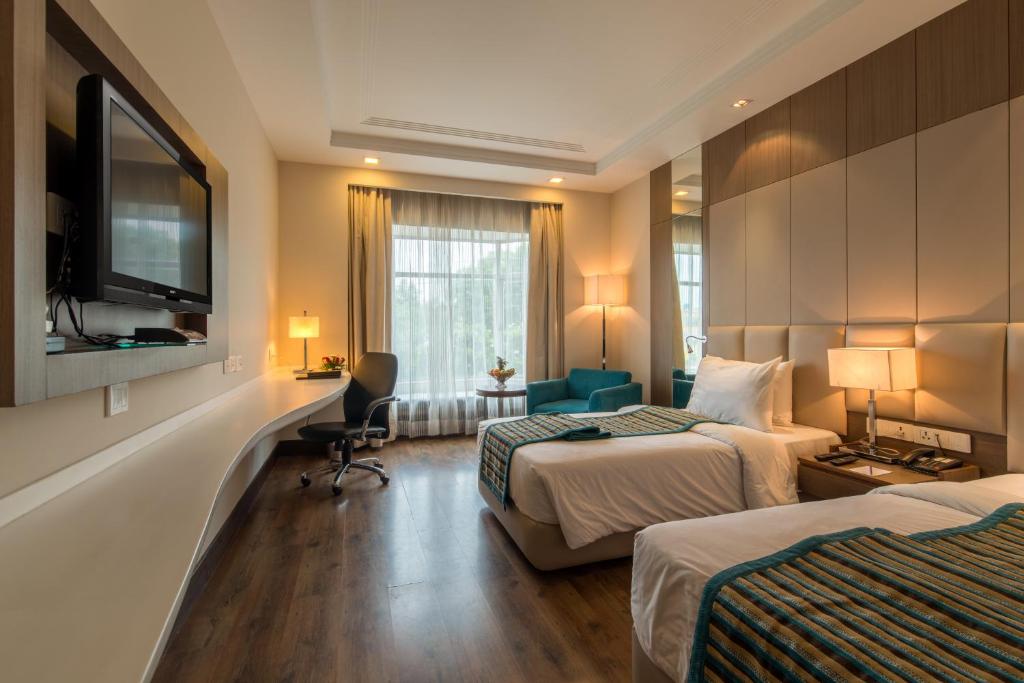 Двухместный (Fern Club Room (Includes complimentary room upgrade, 20% discount on F&B,Spa & laundry, early check in at 9am & late check out at 6pm, subject to availability)), Howard Plaza The Fern, Agra