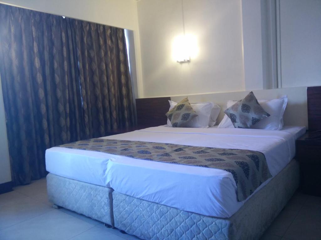 Двухместный (Улучшенный номер Делюкс с видом на океан) отеля Strand Hotel, Мумбай