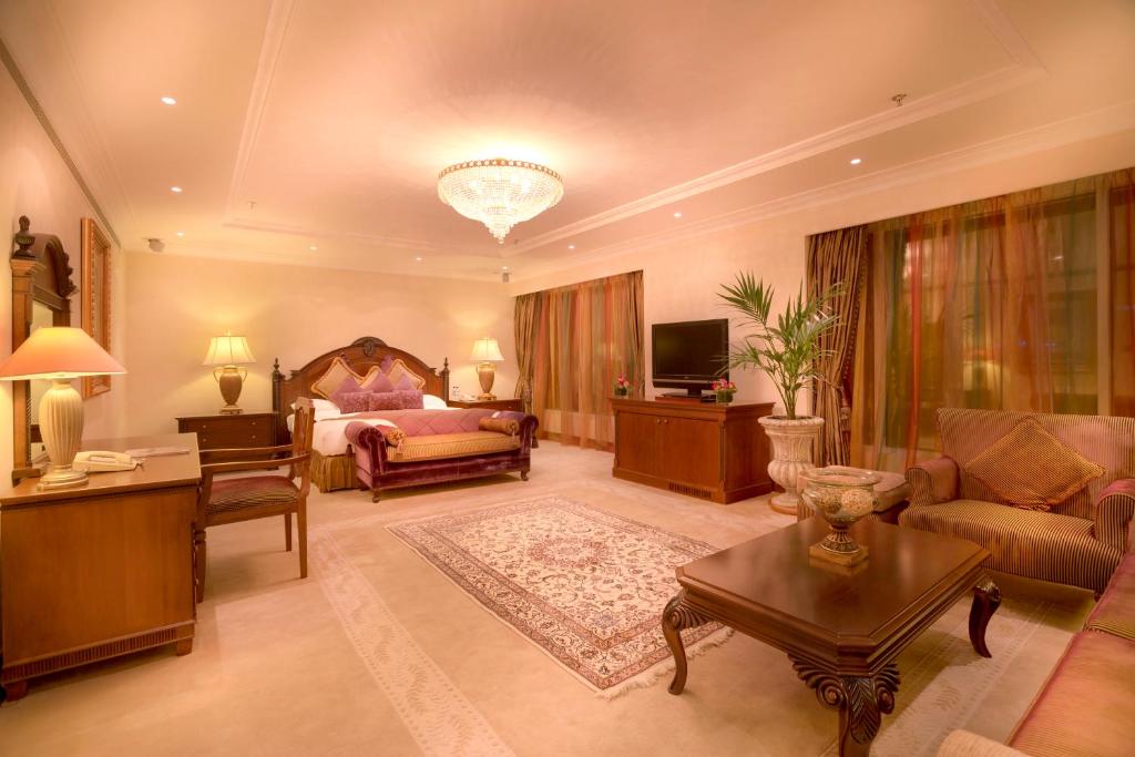 Сьюит (Королевский люкс) отеля Corniche Hotel Abu Dhabi, Абу-Даби