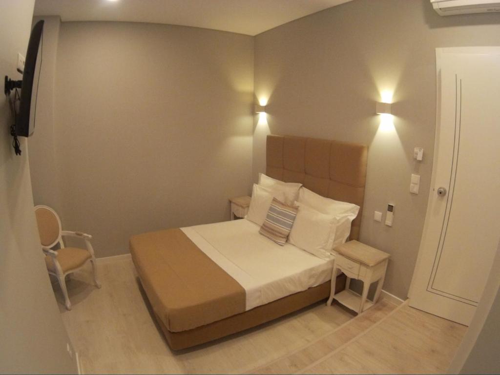 Двухместный (Двухместный номер «Комфорт» с 1 кроватью и балконом) гостевого дома Pensao Estacao Central, Лиссабон