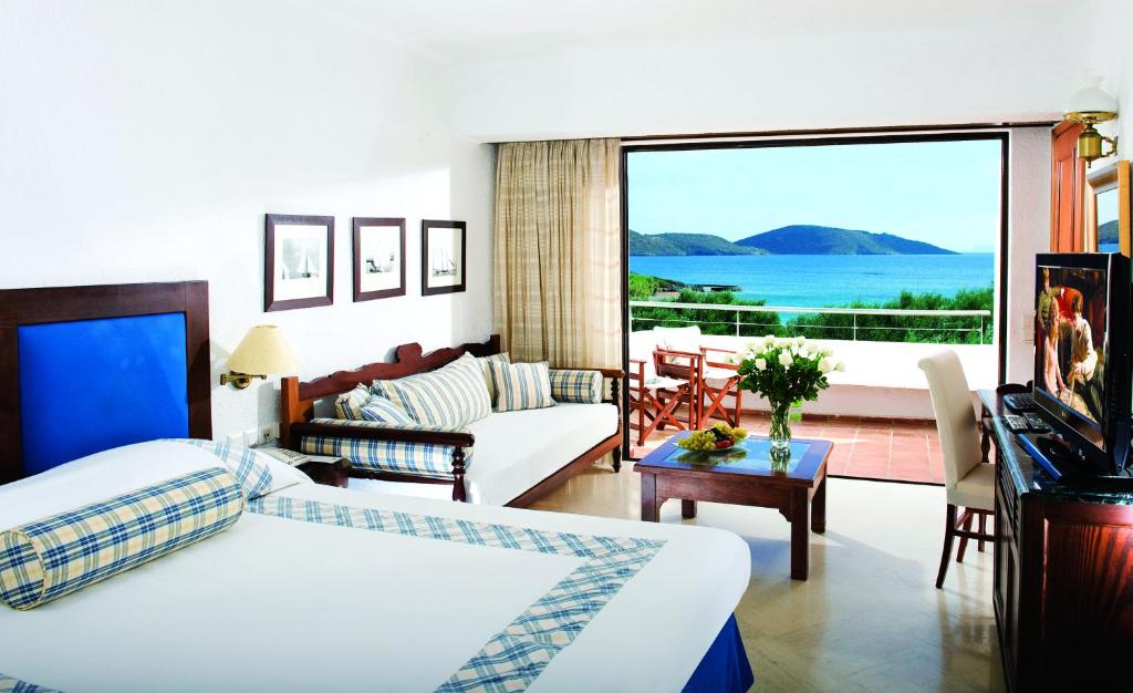 Двухместный (Классический двухместный номер с 1 кроватью и видом на море (для 2 взрослых + 1 ребенка)) курортного отеля Elounda Bay Palace, Элунда