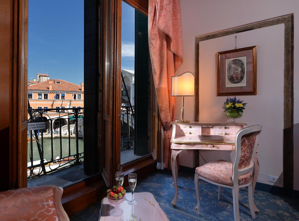 Сьюит (Полулюкс с балконом и видом на Гранд-канал - Для некурящих) отеля Hotel Rialto, Венеция