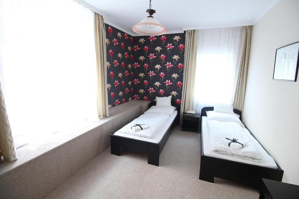 Двухместный (Двухместный номер с 2 отдельными кроватями и собственной ванной комнатой) отеля Play Pub Étterem és Panzió, Дебрецен