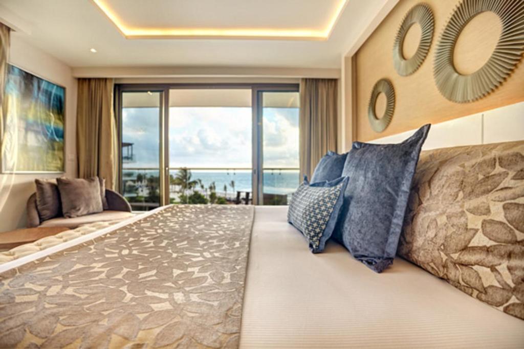 Сьюит (Роскошный Люкс с видом на океан, клубная терраса Diamond с гидромассажной ванной) курортного отеля Royalton Riviera Cancun Resort & Spa - All Inclusive, Пуэрто-Морелос