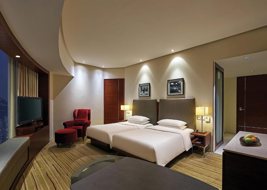 Двухместный (Угловой двухместный номер с 2 отдельными кроватями) отеля Hyatt Regency Hong Kong Tsim Sha Tsui, Гонконг (город)