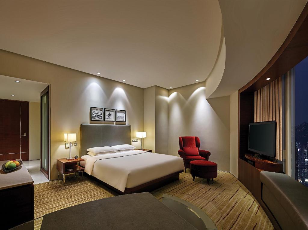 Двухместный (Угловой номер с кроватью размера «king-size») отеля Hyatt Regency Hong Kong Tsim Sha Tsui, Гонконг (город)
