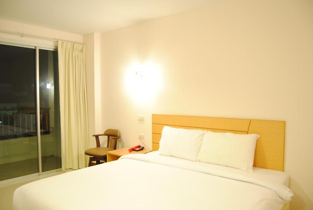 Двухместный (Улучшенный двухместный номер с 1 кроватью или 2 отдельными кроватями) отеля Baan Manthana Hotel, Hua Hin, Хуахин