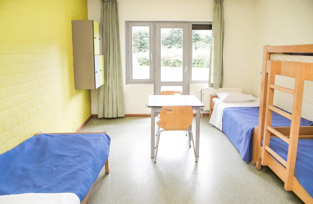 Четырехместный (Четырехместный номер с собственной ванной комнатой) хостела Hostel Europa, Брюгге