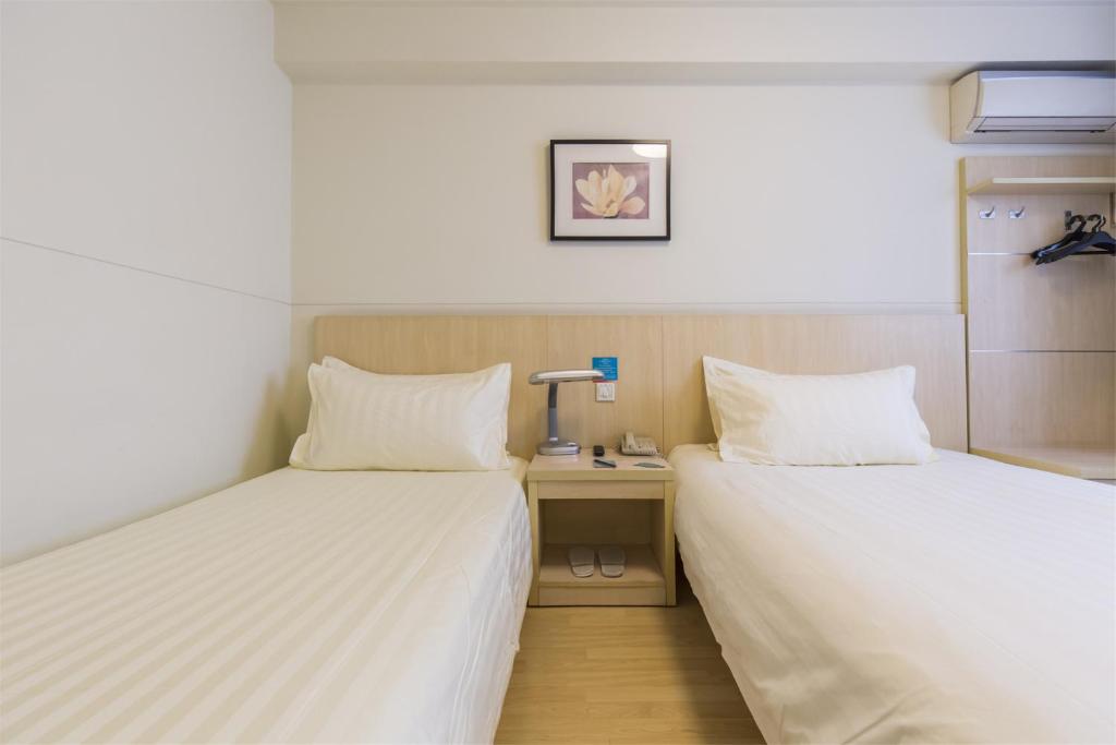 Двухместный (Стандартный двухместный номер А с 2 отдельными кроватями) отеля Jinjiang Inn Shanghai Minhang Zhuanqiao, Шанхай