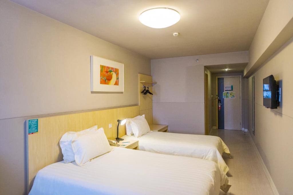 Двухместный (Стандартный двухместный номер А с 2 отдельными кроватями) отеля Jinjiang Inn Shanghai Expo Area Licheng Road, Шанхай