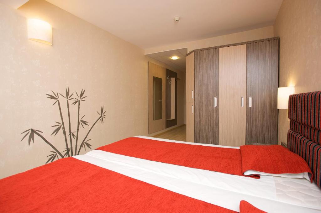 Двухместный (Двухместный номер с 1 или 2 отдельными кроватями и балконом (для 2 взрослых и 1 ребенка)) отеля Kotva, Солнечный Берег