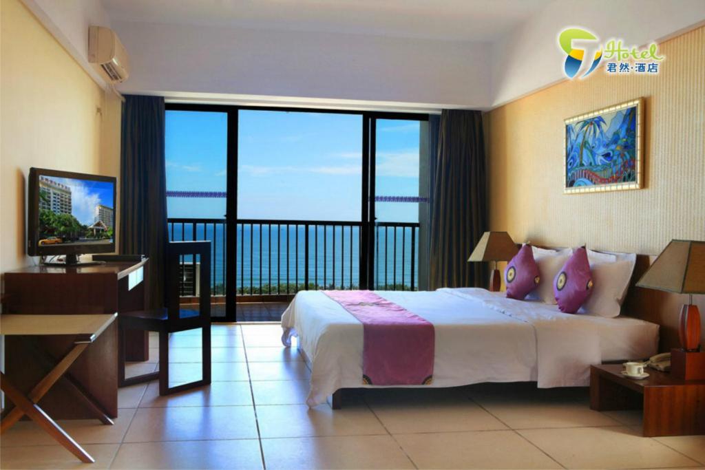 Сьюит (Суперлюкс с видом на море и кроватью размера «queen-size») отеля J Hotel ( Natural Hot Spring), Санья