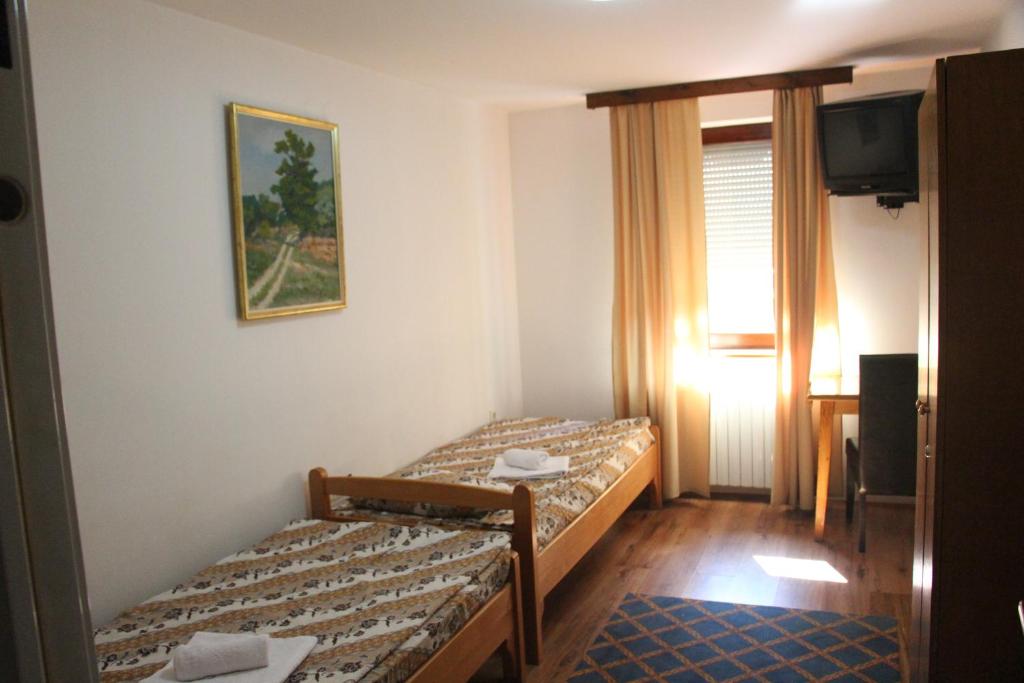 Двухместный (Двухместный номер с 2 отдельными кроватями) хостела Hostel S, Нови-Сад
