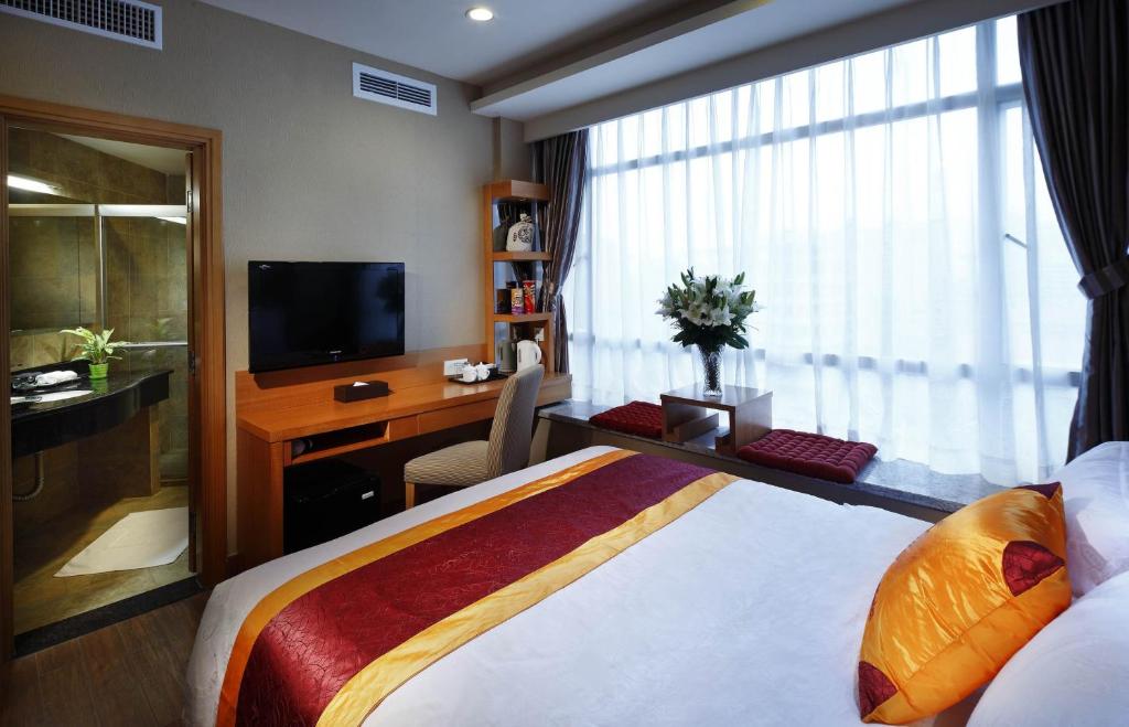 Двухместный (Улучшенный номер с кроватью размера «king-size») отеля Guangzhou The Royal Garden Hotel, Гуанчжоу