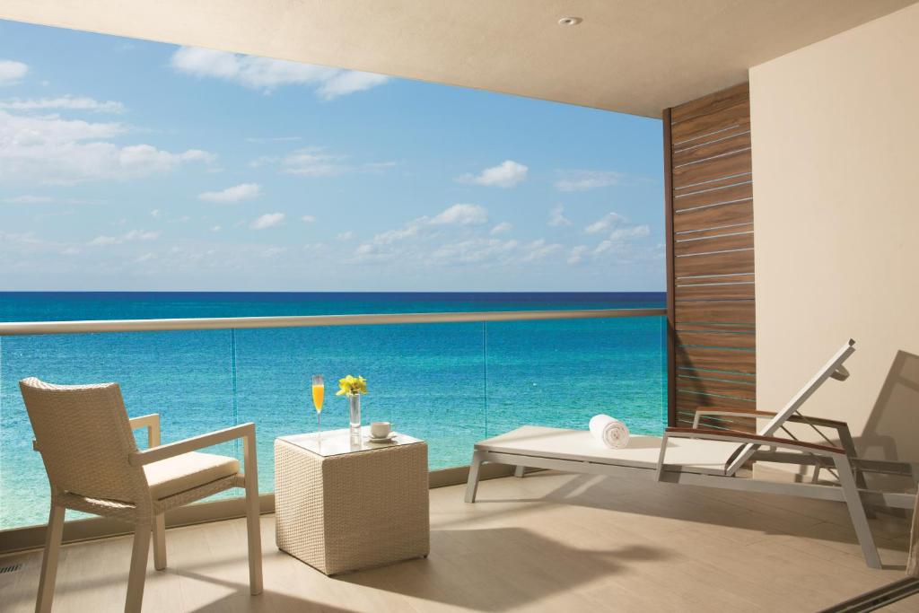 Сьюит (Клубный полулюкс Xhale с кроватью размера «king-size» и гидромассажной ванной, рядом с океаном) курортного отеля Breathless Riviera Cancun Resort & Spa, Пуэрто-Морелос