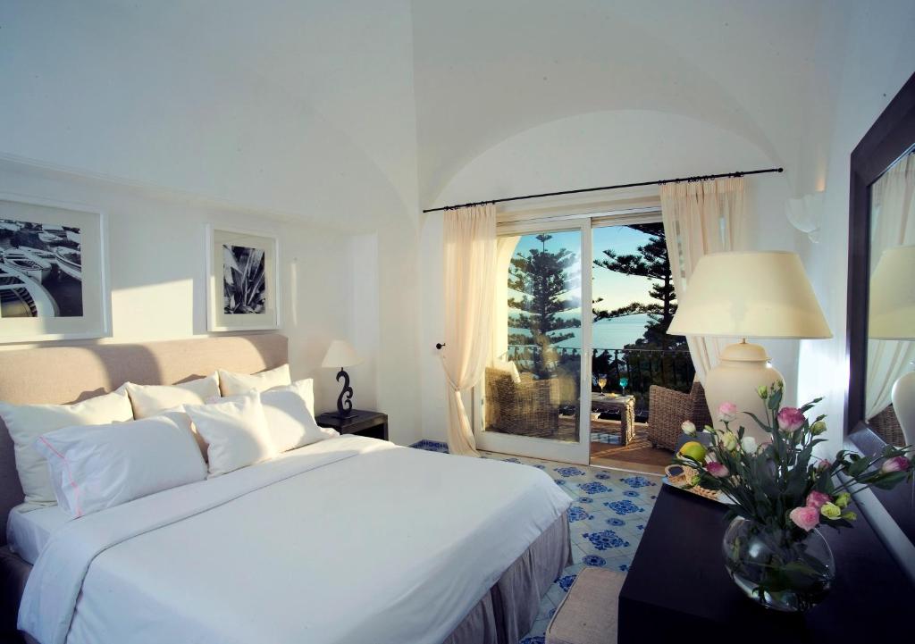 Двухместный (Улучшенный двухместный номер с 1 кроватью) отеля Hotel La Minerva, Капри