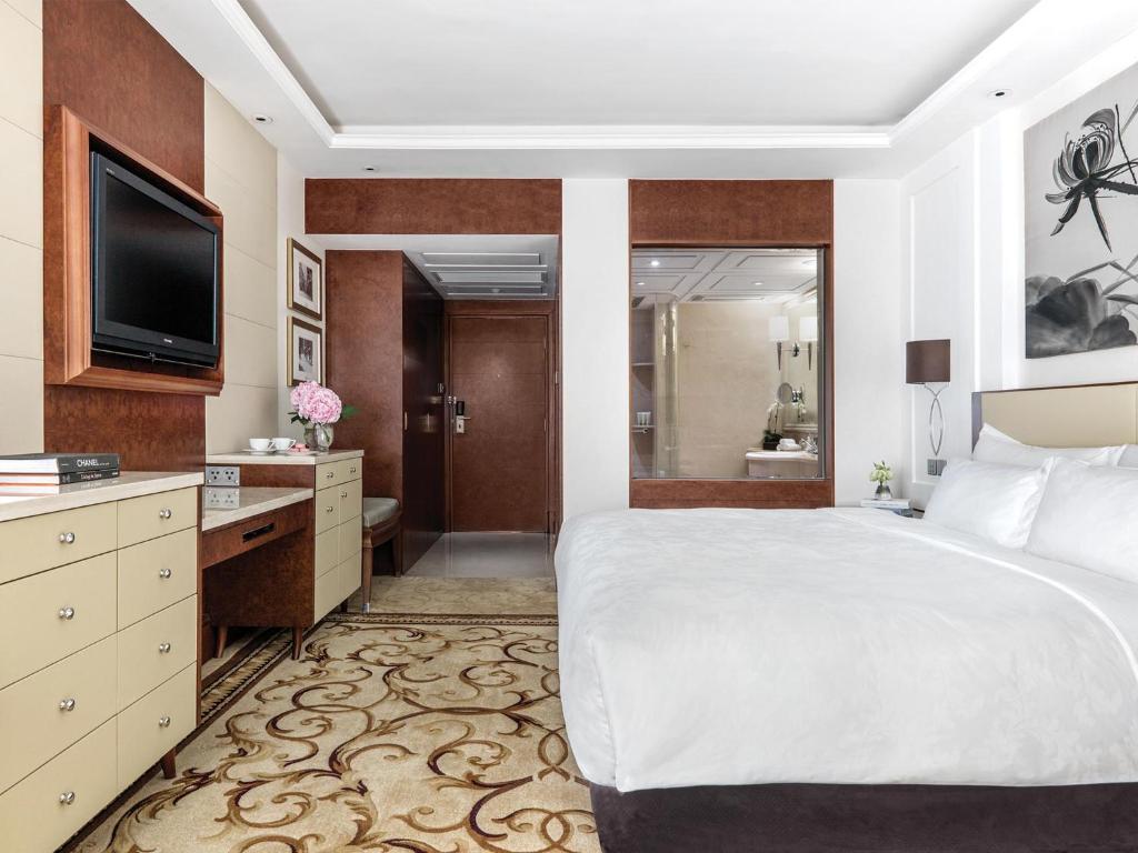 Двухместный (Улучшенный номер с кроватью размера «king-size» и видом на внутренний двор) отеля The Langham Hong Kong, Гонконг (город)