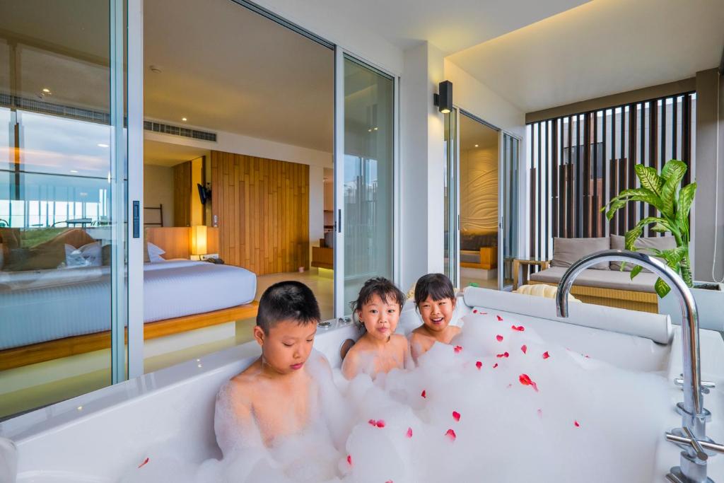 Сьюит (Люкс с кроватью размера «king-size» и гидромассажной ванной) отеля G Hua Hin Resort & Mall, Хуахин