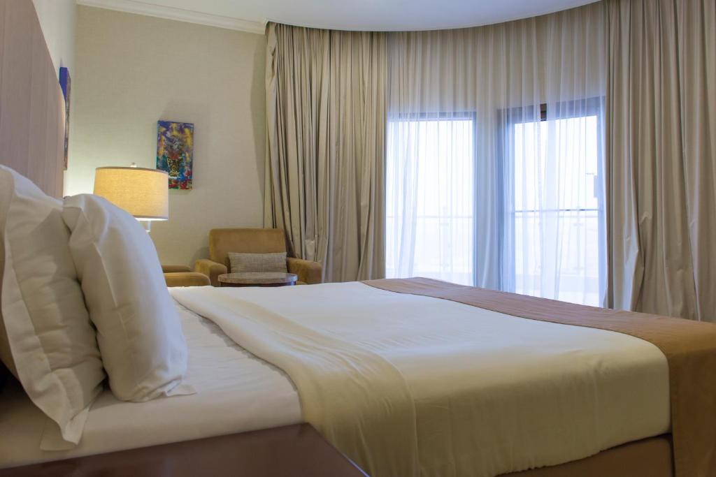 Двухместный (Классический номер с кроватью размера «king-size»﻿ и видом на море) курортного отеля Al Qurum Resort, Маскат