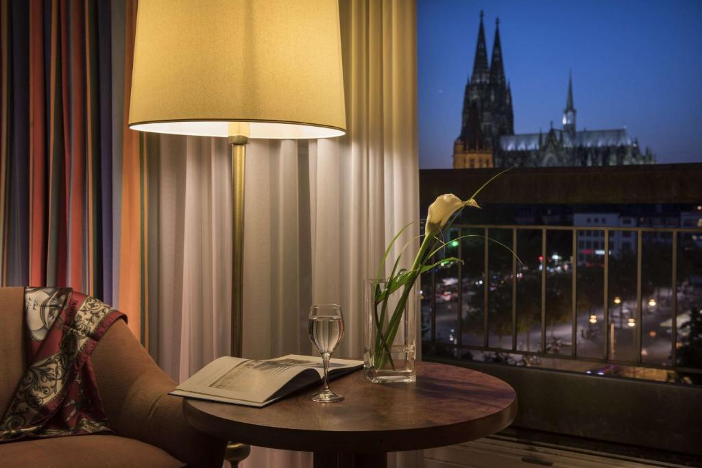 Двухместный (Улучшенный двухместный номер с 1 кроватью или 2 отдельными кроватями, вид на кафедральный собор) отеля Maritim Hotel Köln, Кельн